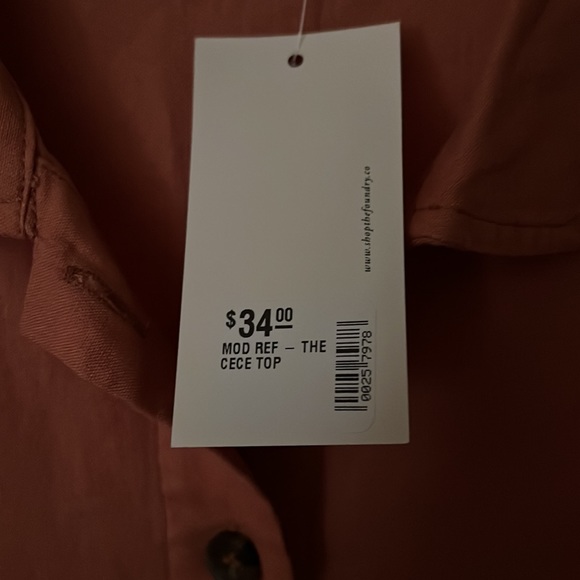 Mod Ref top with puff sleeves. - Picture 6 of 6